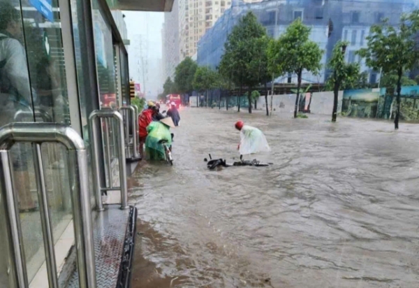 Mưa ngập nhiều tuyến phố tại Hà Nội trong ngày 26/8. Ảnh: Song Hoàng.