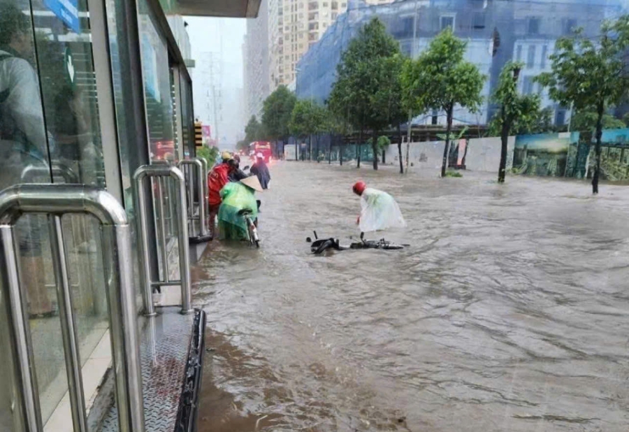 Mưa ngập nhiều tuyến phố tại Hà Nội trong ngày 26/8. Ảnh: Song Hoàng.