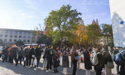 Vì sao giới trẻ Trung Quốc đổ xô thi công chức?