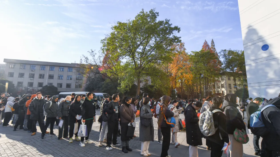 Các ứng viên bước vào bài thi viết của kỳ thi công chức Trung Quốc năm 2025 ở Giang Tô hôm 8/12/2025 - Ảnh: Getty/CNBC.