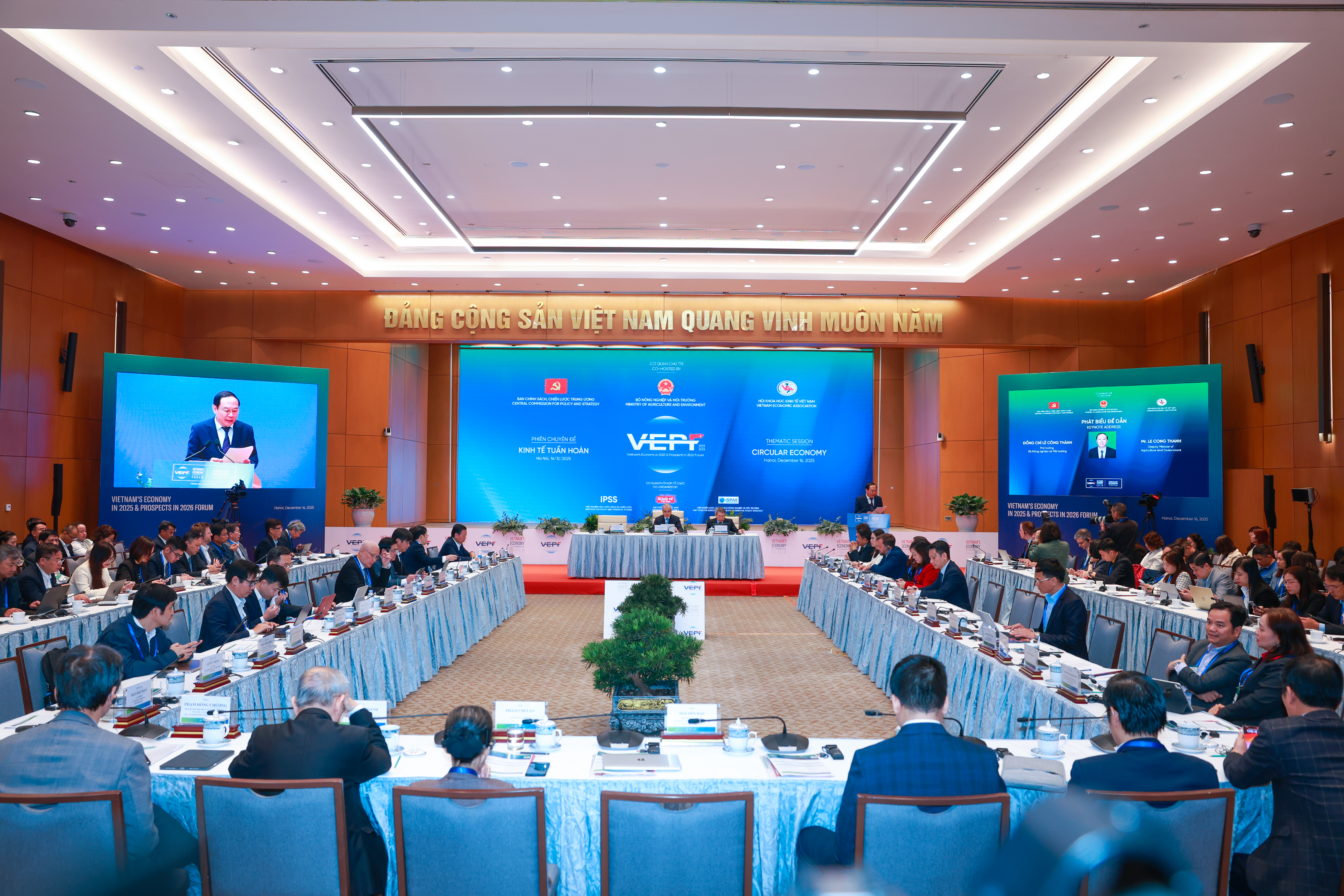 Toàn cảnh Diễn đàn Kinh tế Việt Nam 2025, triển vọng 2026.