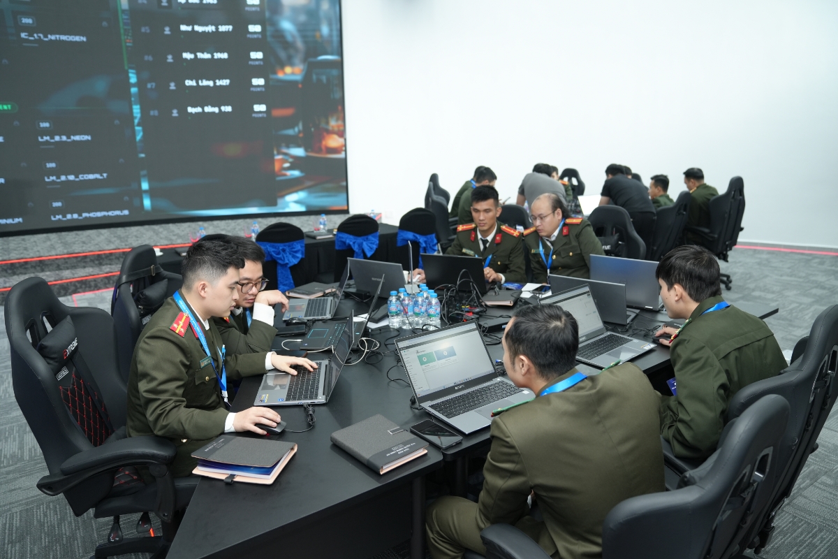 Các đội thi tham gia diễn tập tấn công mạng. 