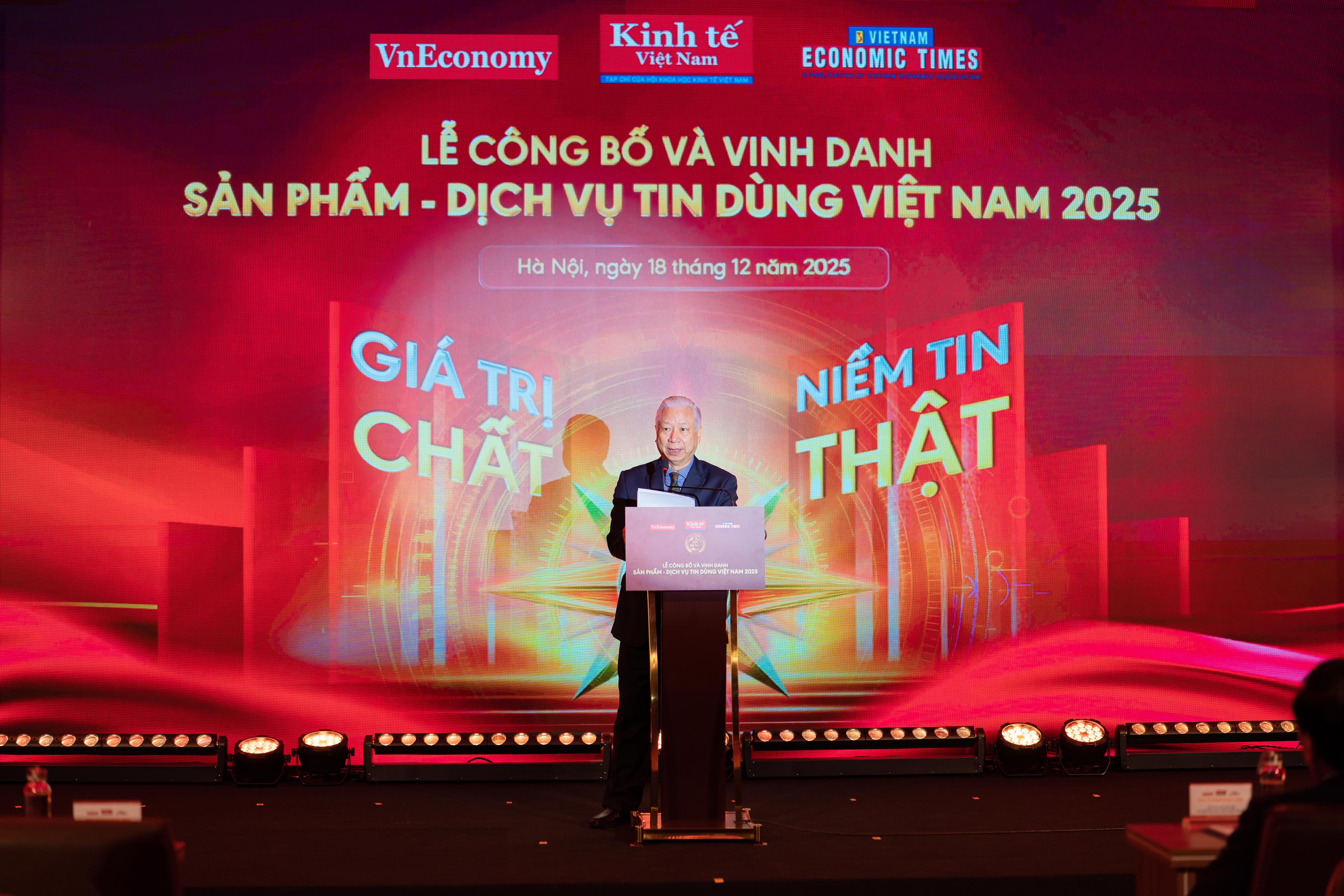 Ông Đào Quang Bính, Phó Chủ tịch Hội đồng biên tập, Tổng Thư ký Tòa soạn Tạp chí Kinh tế Việt Nam, Trưởng Ban tổ chức chương trình Tin Dùng Việt Nam, phát biểu khai mạc chương trình.