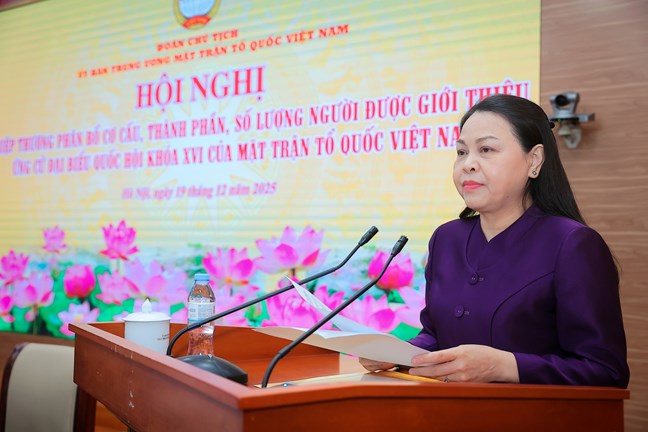 Phó Chủ tịch - Tổng Thư ký Ủy ban Trung ương Mặt trận Tổ quốc Việt Nam Nguyễn Thị Thu Hà trình bày Tờ trình. Ảnh: Mặt trận.