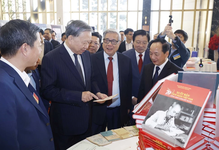 Tổng Bí thư Tô Lâm tham quan gian trưng bày sách - Ảnh: TTXVN