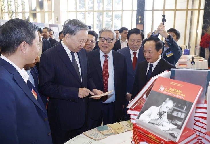 Tổng Bí thư Tô Lâm tham quan gian trưng bày sách - Ảnh: TTXVN
