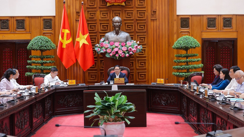 Thủ tướng Phạm Minh Chính chủ trì cuộc họp với các bộ, ngành để thảo luận các giải pháp điều hành kinh tế vĩ mô và ứng phó với thách thức trong khu vực và trên thế giới. Ảnh: TTXVN