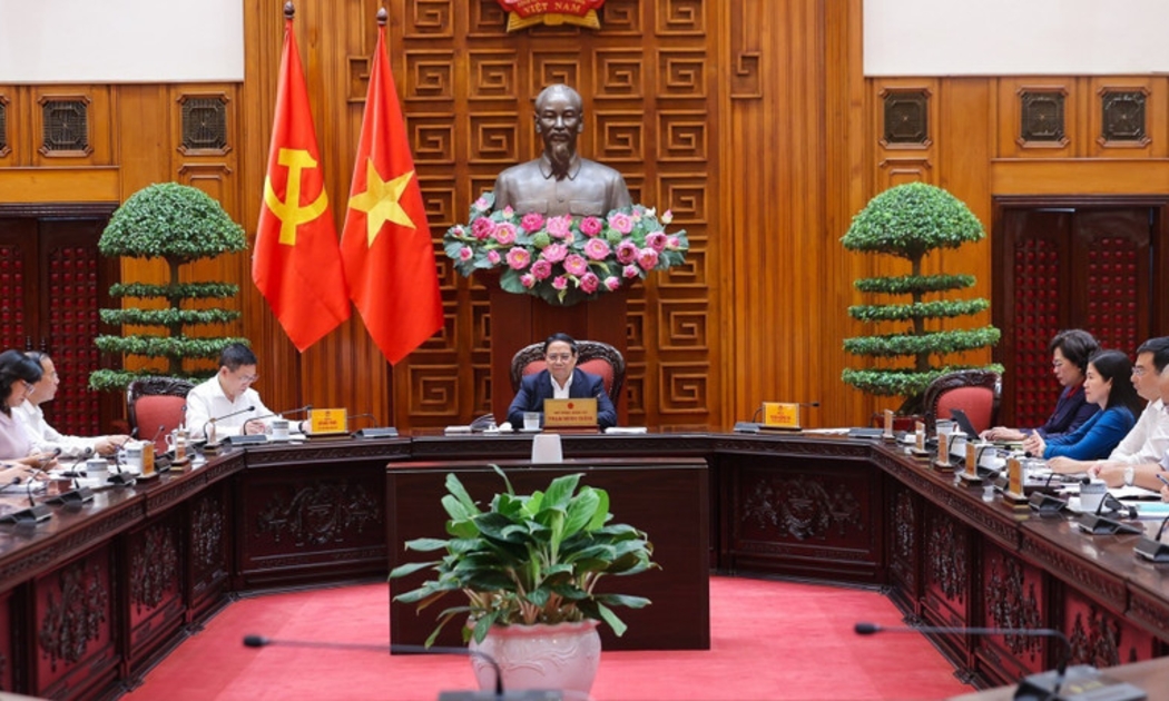 Thủ tướng Phạm Minh Chính chủ trì cuộc họp với các bộ, ngành để thảo luận các giải pháp điều hành kinh tế vĩ mô và ứng phó với thách thức trong khu vực và trên thế giới. Ảnh: TTXVN