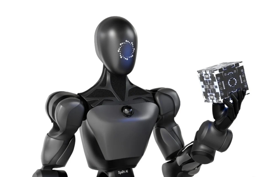 Khác với AI thuần túy trong phần mềm, AI hiện thân cho phép máy móc “cảm nhận - suy luận - hành động” trong môi trường thực, qua đó mở rộng khả năng thay thế con người trong những công việc vừa phức tạp, vừa tiềm ẩn rủi ro cao. Ảnh: South China Morning Post