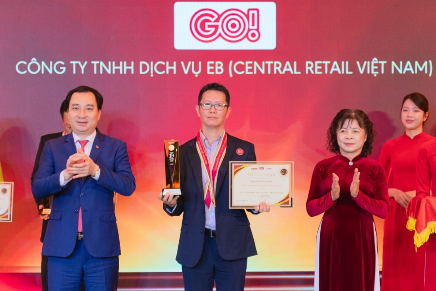 Đại diện Central Retail Việt Nam lên nhận danh hiệu Top 10 Sản phẩm - Dịch vụ Xanh - Bền vững 2025.
