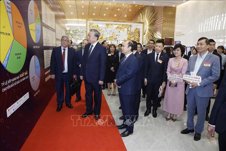 Tổng Bí thư Tô Lâm tham quan không gian trưng bày thành tựu chuyển đổi số trong báo chí - Ảnh: TTXVN