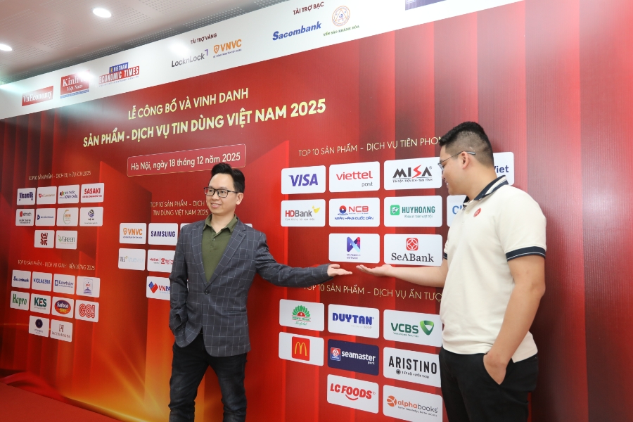 Các khách mời giao lưu, kết nối tại sự kiện.