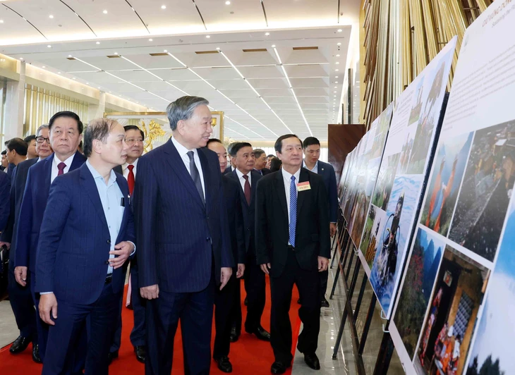 Tổng Bí thư Tô Lâm tham quan trưng bày ảnh do Thông tấn xã Việt Nam và Hội Nghệ sĩ nhiếp ảnh Việt Nam phối hợp thực hiện. Ảnh: TTXVN