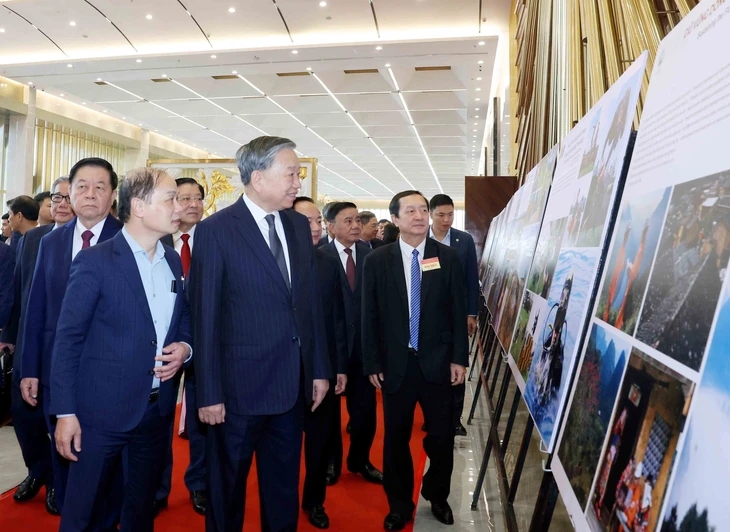 Tổng Bí thư Tô Lâm tham quan trưng bày ảnh do Thông tấn xã Việt Nam và Hội Nghệ sĩ nhiếp ảnh Việt Nam phối hợp thực hiện. Ảnh: TTXVN