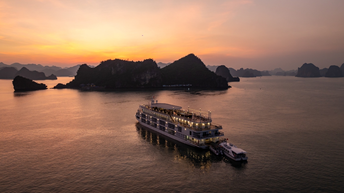 Du thuyền nghỉ đêm trên vịnh Hạ Long có 42 cabin, tất cả đều có cửa kính lớn và ban công riêng.