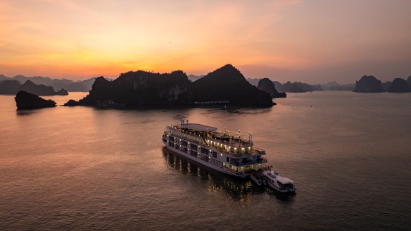 Du thuyền nghỉ đêm trên vịnh Hạ Long có 42 cabin, tất cả đều có cửa kính lớn và ban công riêng.