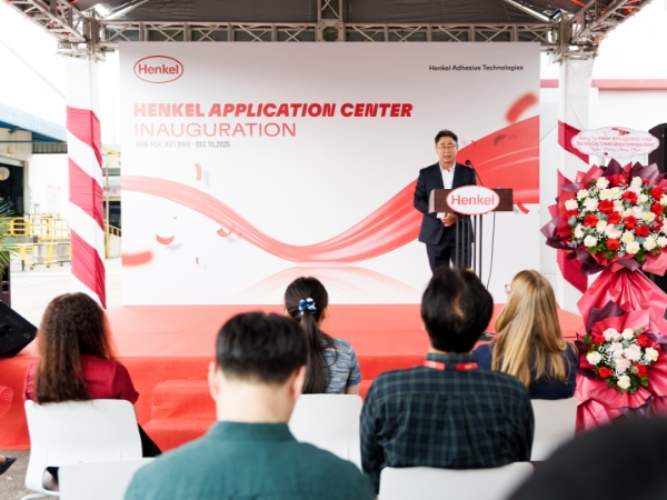 Ông Yoo Su Lee – Giám đốc Kỹ thuật ngành keo cho hàng tiêu dùng khu vực Châu Á – Thái Bình Dương của Henkel, phát biểu tại sự kiện.&nbsp;
