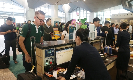 Rất đông hành khách đến sân bay Vinh làm thủ tục trong ngày mở cửa trở lại.