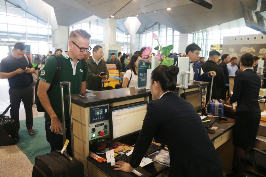 Rất đông hành khách đến sân bay Vinh làm thủ tục trong ngày mở cửa trở lại.