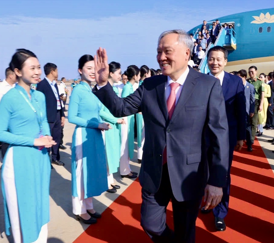 Chuyến bay chở Phó thủ tướng Thường trực Nguyễn Hòa Bình hạ cánh sân bay Long Thành, tỉnh Đồng Nai sáng 19/12.