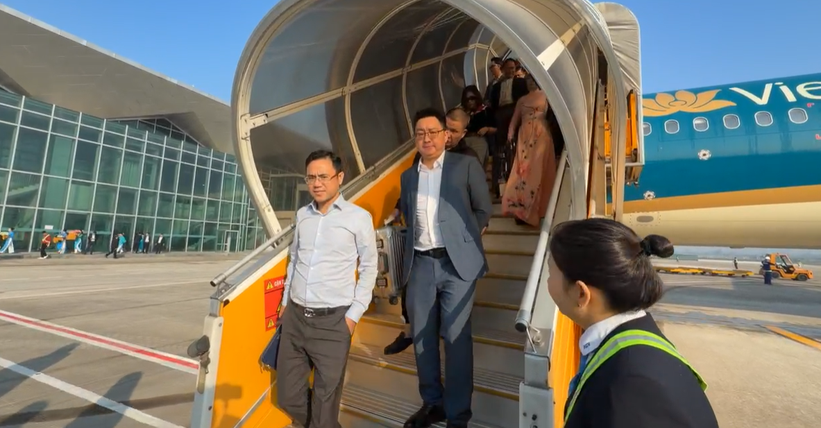 Cảng hàng không quốc tế Vinh đón chuyến bay đầu tiên trong ngày mở cửa trở lại