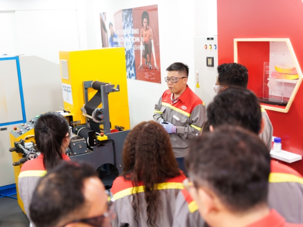 Những ứng dụng công nghệ nổi bật của Trung tâm Ứng dụng Kỹ thuật về keo mới thu hút sự quan tâm của đông đảo khách tham dự.&nbsp;