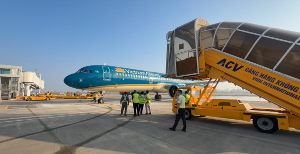 Hoạt động cất, hạ cánh diễn ra nhịp nhàng trong ngày đầu vận hành trở lại.