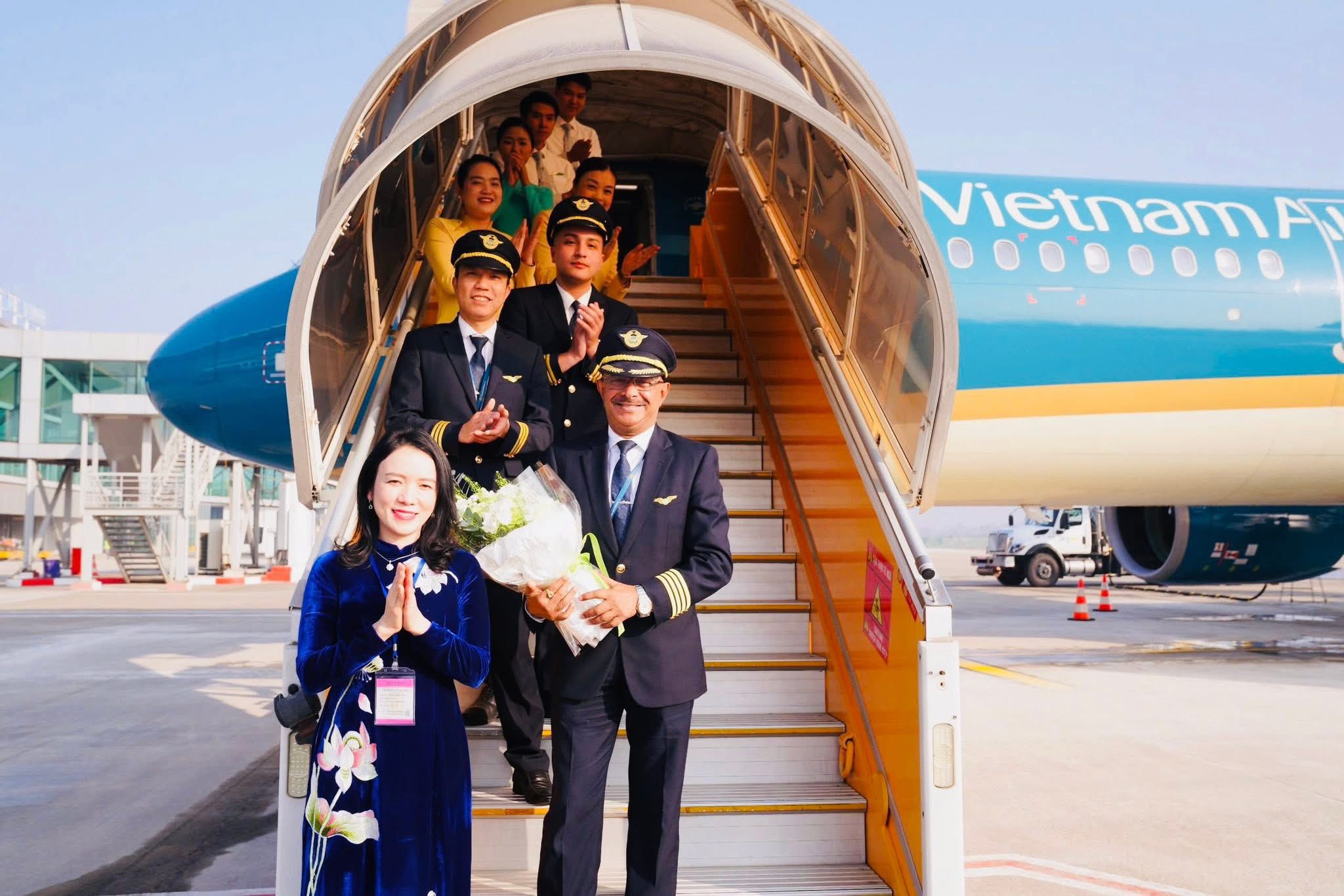 Tặng hoa cho phi đoàn bay