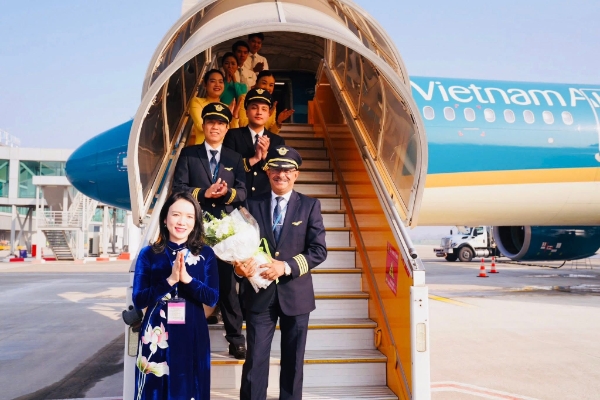 Tặng hoa cho phi đoàn bay