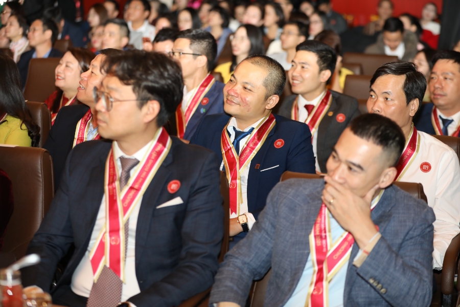 Thông qua một tiểu phẩm ngắn có tên “Bình dân học vụ Số”, chương trình muốn thay người tiêu dùng cất lên tiếng nói về những băn khoăn, trăn trở và sự thận trọng trong từng quyết định mua sắm.