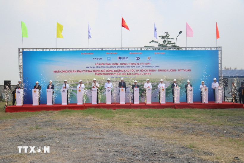 Đại biểu thực hiện nghi thức khởi công 