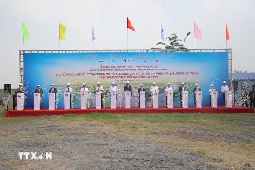 Đại biểu thực hiện nghi thức khởi công 