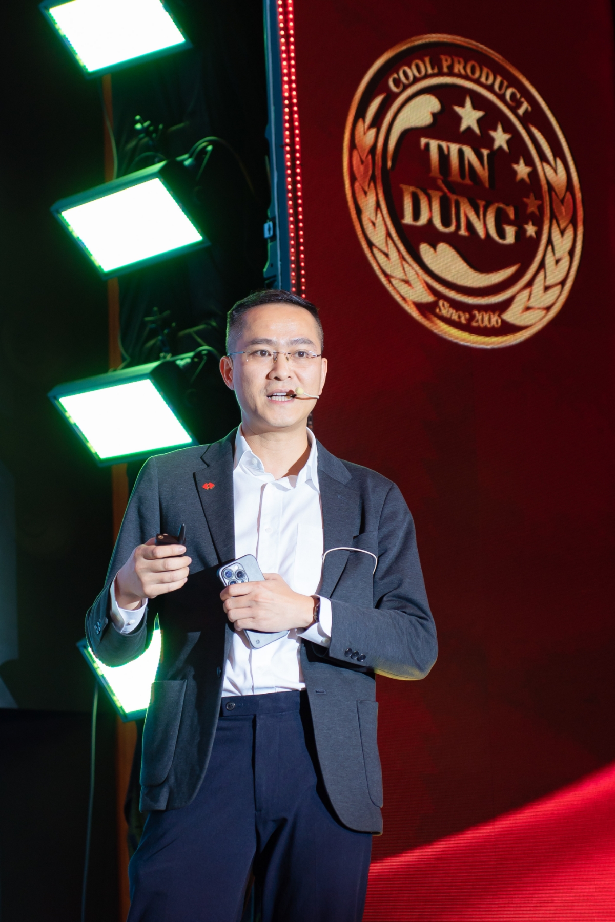 Ông Dương Tử Cương, Founder thương hiệu Trà Việt Tú và ông Ngô Anh Tuấn, Giám đốc cao cấp giải pháp thanh toán Khối Ngân hàng bán lẻ Techcombank, chia sẻ câu chuyện về minh bạch thông tin tạo nên giá trị thương hiệu.