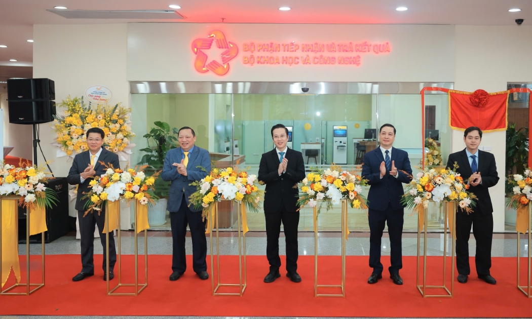 Bộ Khoa học và Công nghệ chính thức khai trương Bộ phận Một cửa tập trung, hiện đại tại trụ sở Bộ (113 Trần Duy Hưng, Hà Nội). 