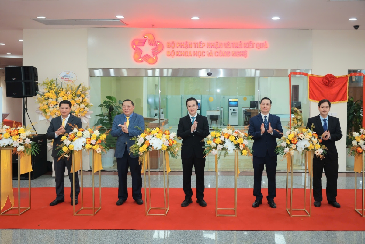 Bộ Khoa học và Công nghệ chính thức khai trương Bộ phận Một cửa tập trung, hiện đại tại trụ sở Bộ (113 Trần Duy Hưng, Hà Nội). 