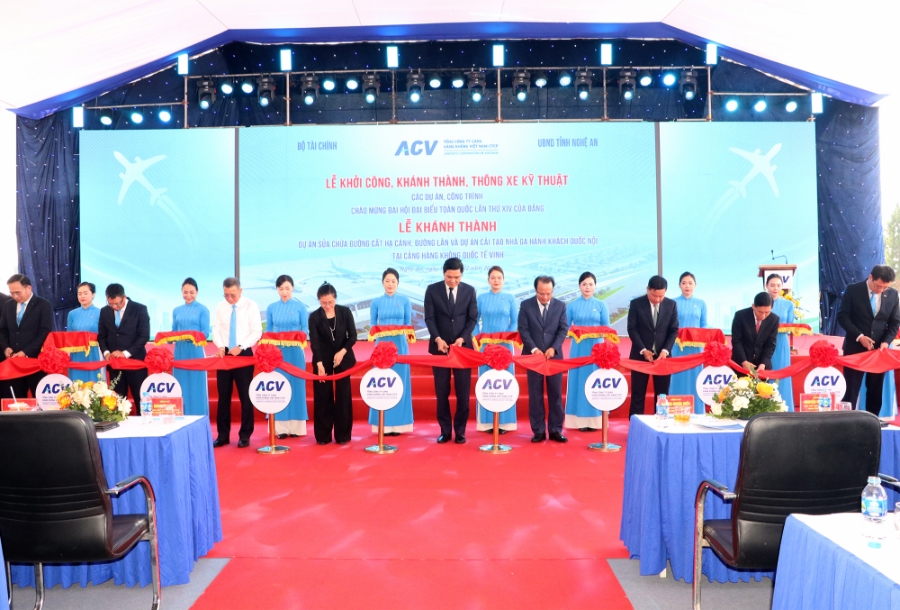 Các đại biểu thực hiện nghi thức cắt bằng khánh thành các dự án