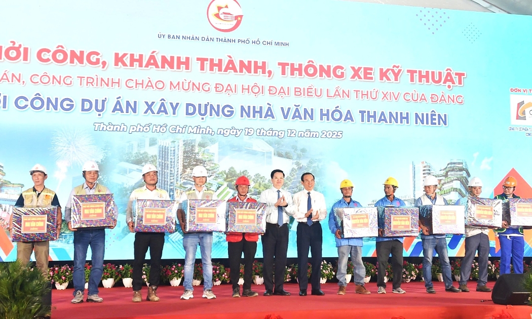 Ủy viên Bộ Chính trị, Thường trực Tiểu ban Văn kiện Đại hội XIV của Đảng Nguyễn Văn Nên và Phó Thủ tướng Chính phủ Mai Văn Chính tặng quà động viên các đơn vị, công nhân thi công dự án. Ảnh: VGP/Lê Anh.