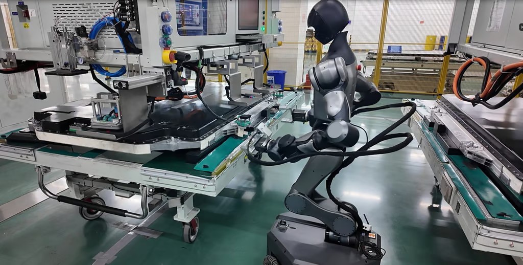 Một robot hình người Xiaomo đang cắm đầu nối pin điện áp cao trên dây chuyền sản xuất của Contemporary Amperex Technology. Ảnh: CATL.