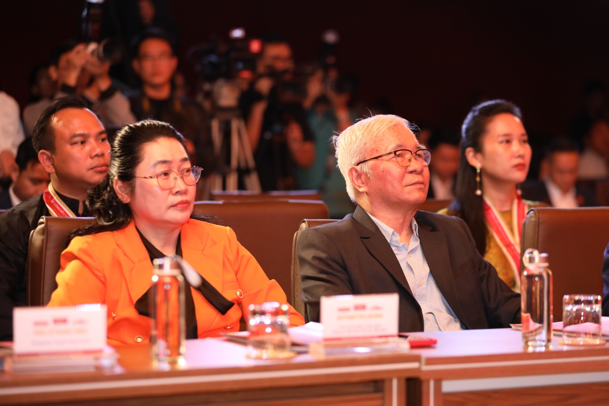 Các vị lãnh đạo, các vị khách quý đã đến tham dự chương trình và chúc mừng các doanh nghiệp.&nbsp;&nbsp;