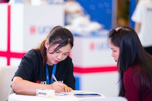 Nhân viên UOB Việt Nam giới thiệu các giải pháp tài chính cho người lao động tại chuỗi sự kiện vừa qua.