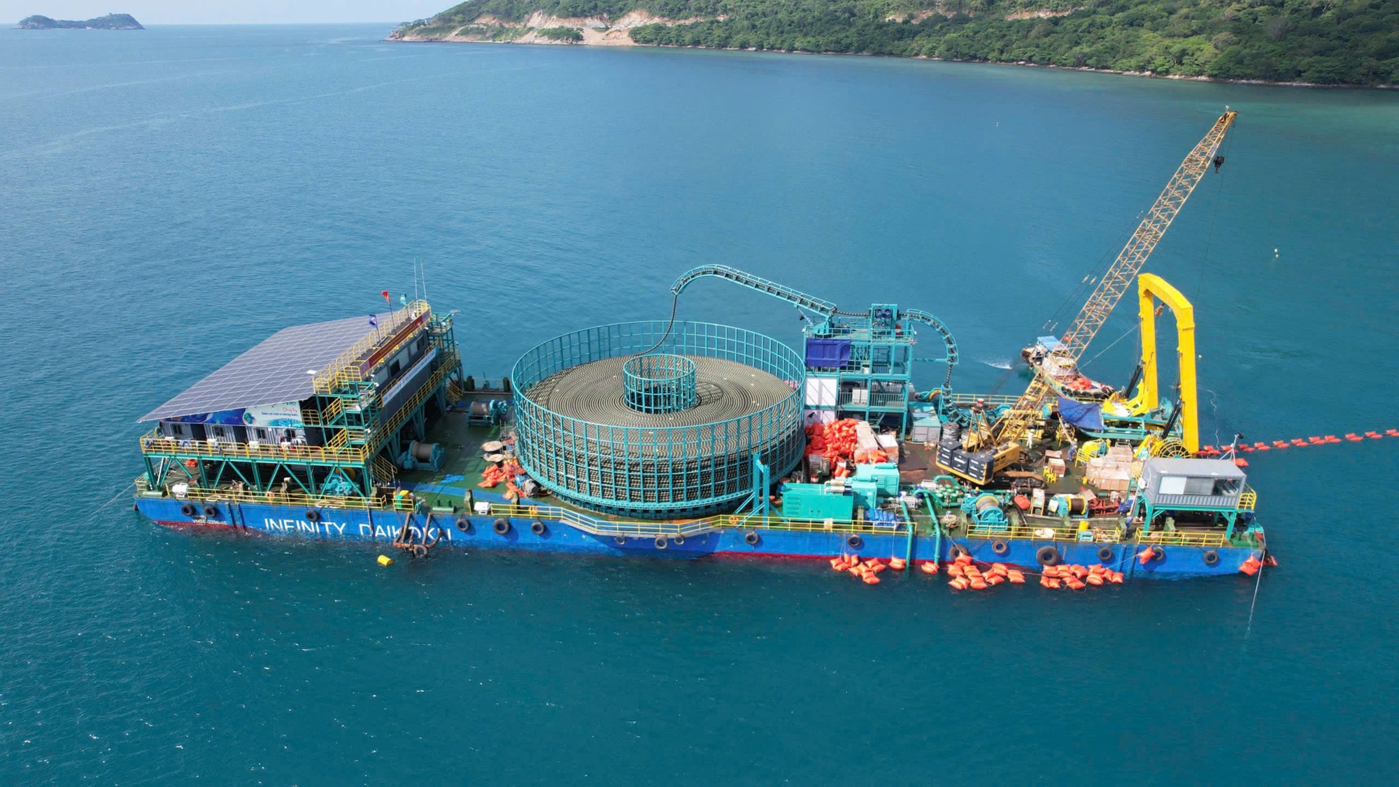 Dự án cấp điện lưới quốc gia cho Côn Đảo (Ảnh: VGP).