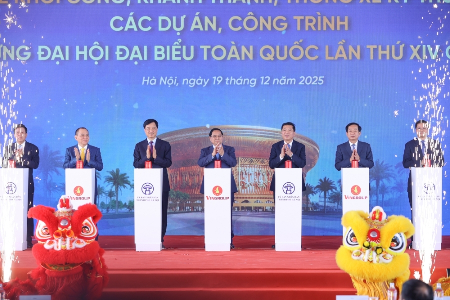 Thủ tướng Chính phủ Phạm Minh Chính và các đại biểu thực hiện nghi thức khởi công, khánh thành, thông xe kỹ thuật 234 dự án, công trình chào mừng Đại hội đại biểu toàn quốc lần thứ XIV của Đảng. Ảnh: VGP