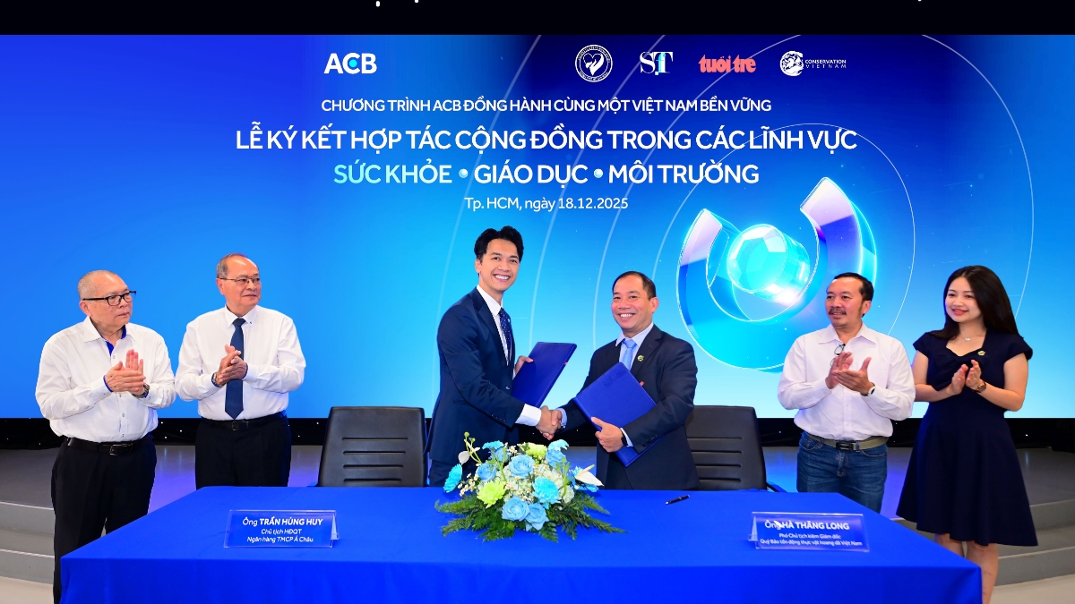 Ông Trần Hùng Huy - Chủ tịch HĐQT ACB và ông Hà Thăng Long - Phó chủ tịch kiêm Giám đốc Quỹ bảo tồn động thực vật hoang dã Việt Nam đại diện ký kết hợp tác.