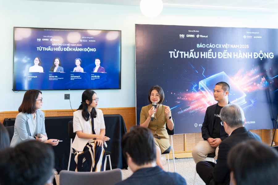 Nhóm nghiên cứu và diễn gia chia sẻ tại buổi công bố&nbsp;báo cáo Trải nghiệm Khách hàng Việt Nam 2025.