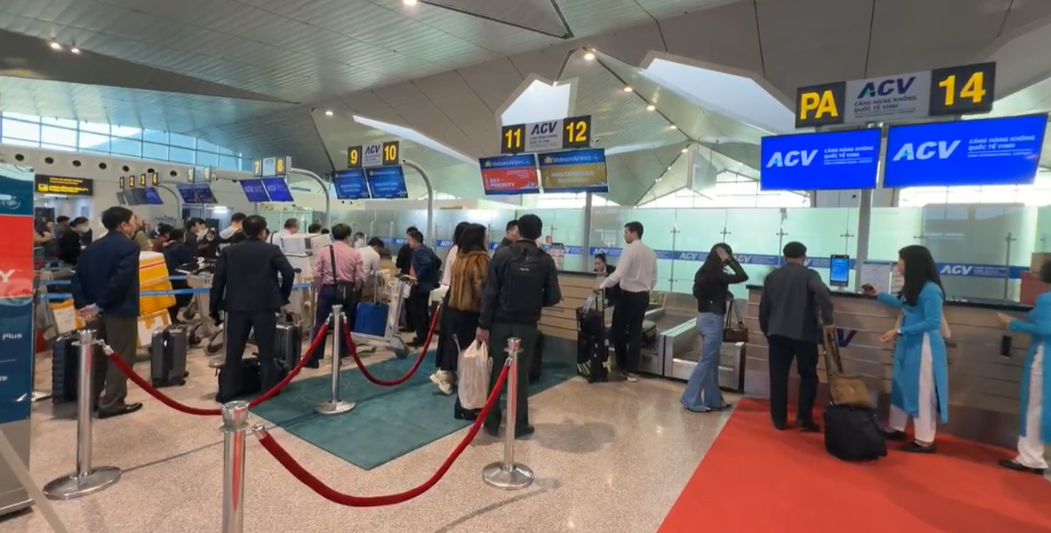 Hành khách làm thủ tục tại Cảng hàng không quốc tế Vinh sau khi sân bay mở cửa trở lại.