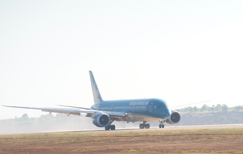 Chuyến bay mang số hiệu VN1, được Vietnam Airlines khai thác bằng tàu bay Boeing 787 Dreamliner đã chính thức hạ cánh tại Cảng hàng không quốc tế Long Thành.