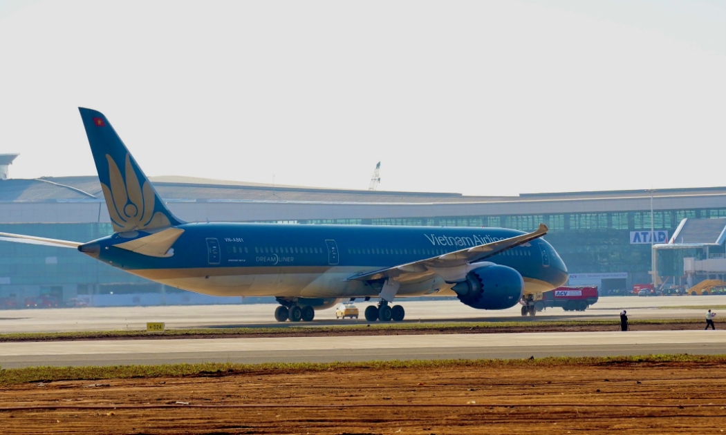Chuyến bay chở khách đầu tiên của Vietnam Airlines đánh dấu mốc quan trọng trong quá trình đưa sân bay cửa ngõ hiện đại nhất Việt Nam vào hoạt động.