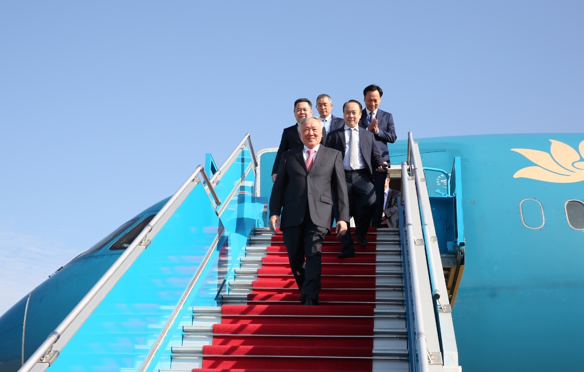Phó Thủ tướng Thường trực Nguyễn Hòa Bình đáp chuyến bay đầu tiên xuống Sân bay Quốc tế Long Thành - Ảnh: VGP/Nguyễn Hoàng.