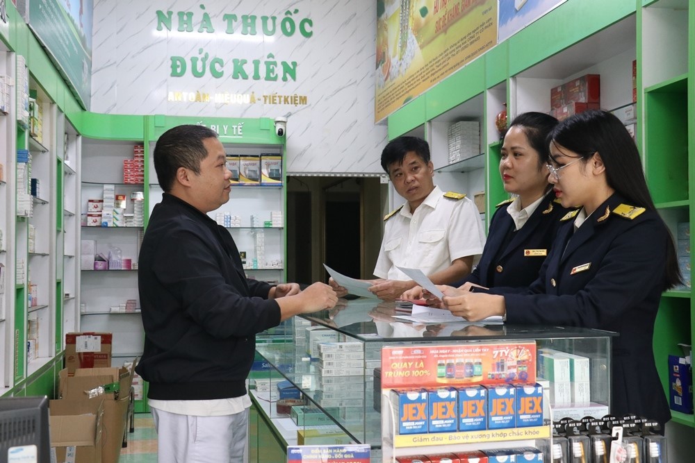 Cán bộ thuế phổ biến, hướng dẫn hộ kinh doanh chuyển đổi từ nộp thuế khoán sang nộp thuế theo kê khai.