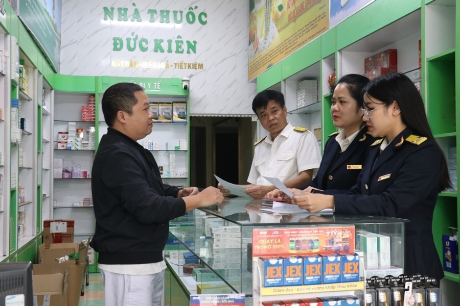 Cán bộ thuế phổ biến, hướng dẫn hộ kinh doanh chuyển đổi từ nộp thuế khoán sang nộp thuế theo kê khai.